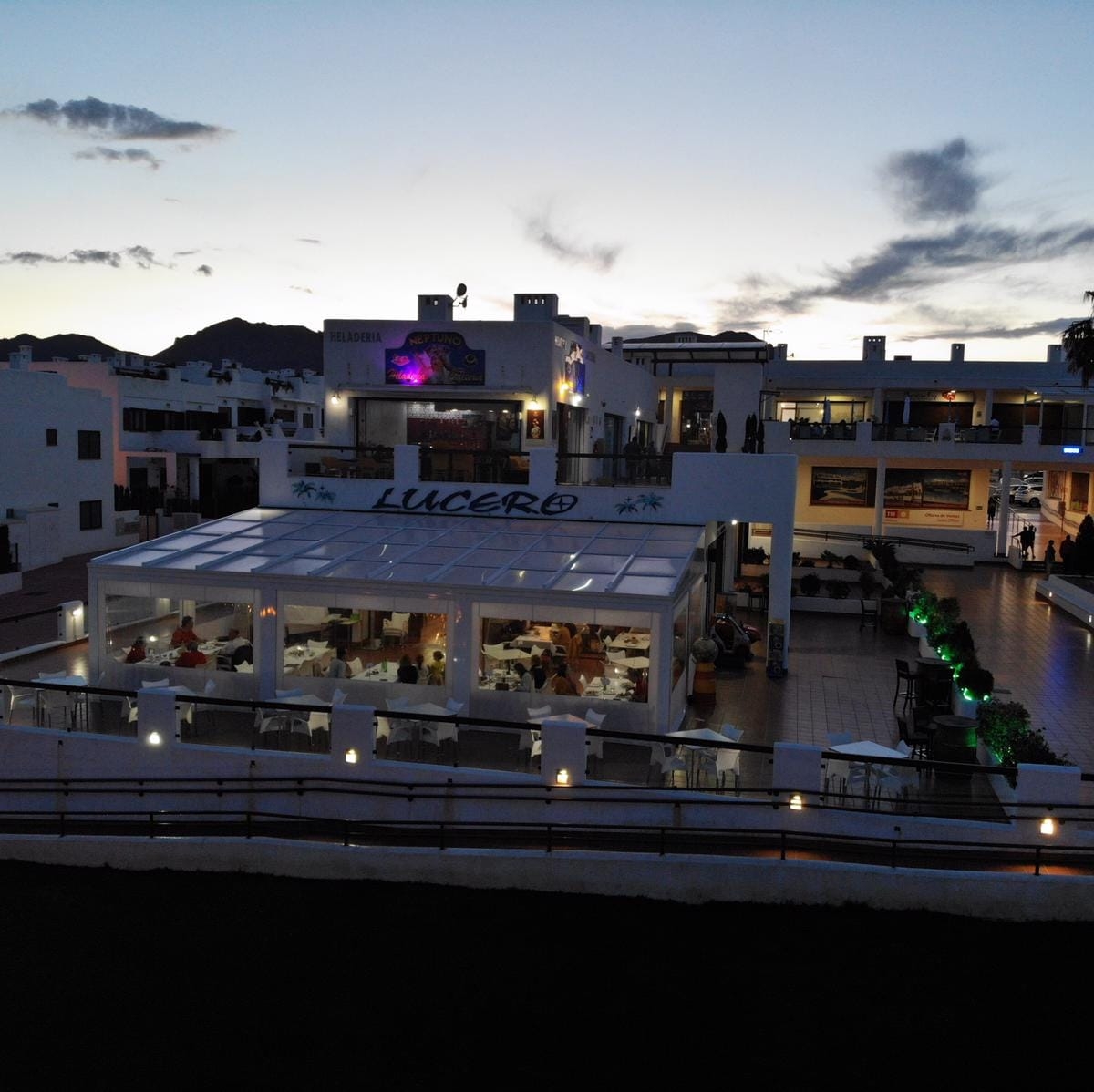 Fachada del Lucero Playa iluminada al anochecer