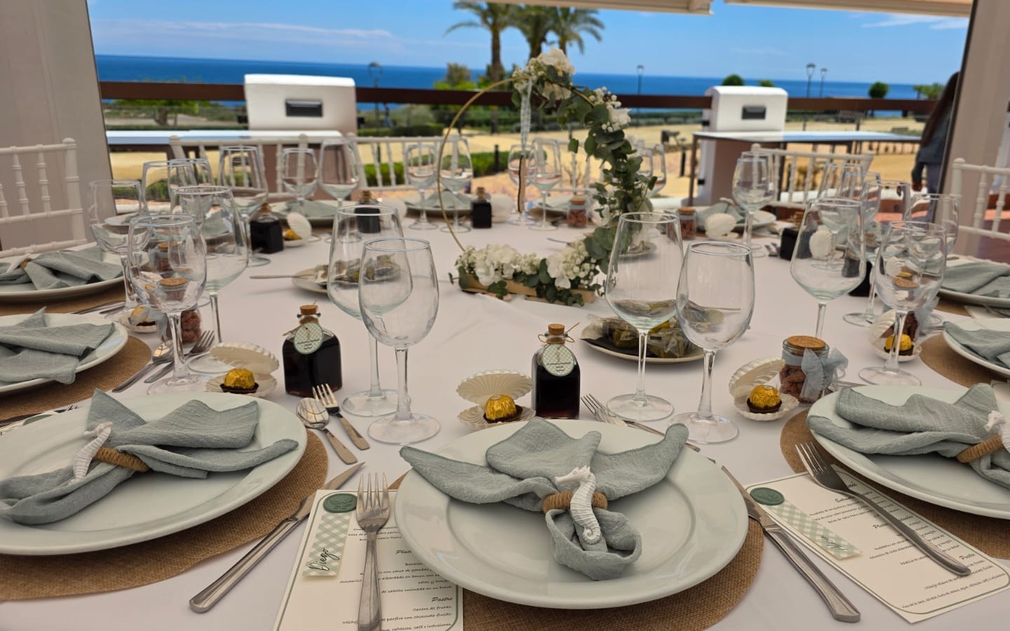Mesa montada en la terraza del Lucero Playa, con el mar al fondo