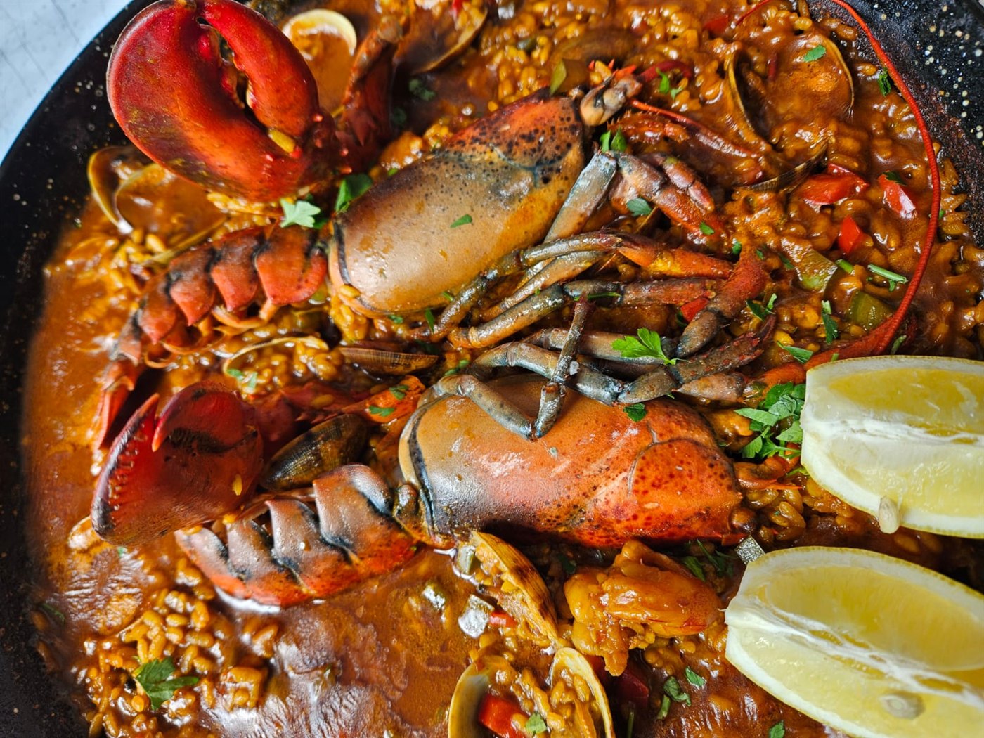 Arroz con bogavante recién hecho
